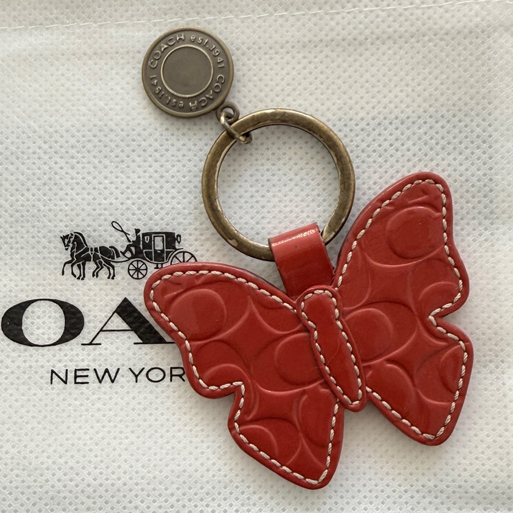 Vintage Coach Embossed Sig C Red Patent Leather Butterfly Keyring/ Bag Charm - Picture 2 of 5